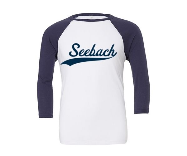 Baseball Tee i hvid/navy, med "Seebach" i navy skrift.