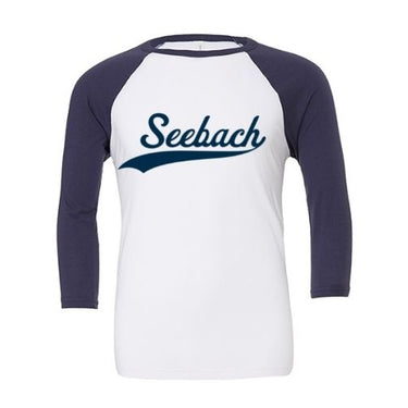 Baseball Tee i hvid/navy, med "Seebach" i navy skrift.
