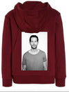 Mørkerød hoodie, "Seebach" i hvid outline skrift på brystet, Sort/hvid portrætbillede på ryggen.