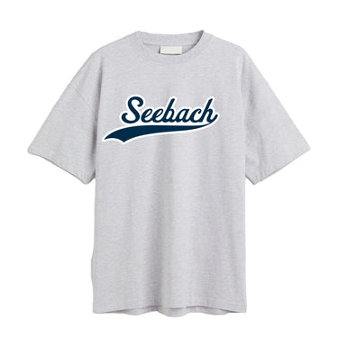 "Ash"(/grå) t-shirt med "Seebach" skrift i navy med hvid outline.