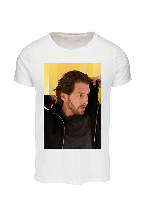 Hvid tshirt, stort portrætbillede i farver m. gulig baggrund.