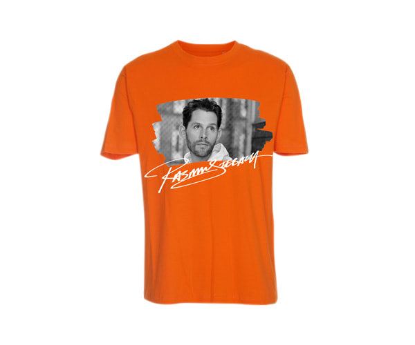 Orange t-shirt, "Rasmus Seebach" i hvid skrift, Sort/hvid portræt billede på brystet.