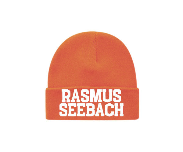 Orange hue, "Rasmus Seebach" i hvid skrift.