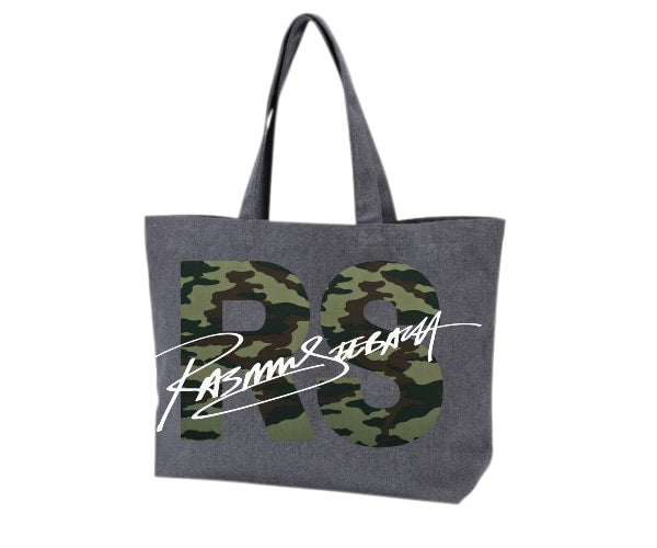 Stor grå totebag med "RS" i armygrøn skrift og "Rasmus Seebach" i hvid skrift ovenpå.